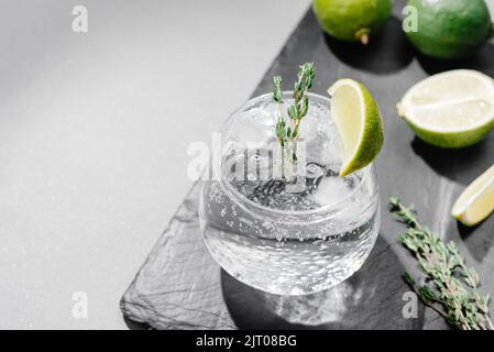 Cocktail forti con lime. Cocktail tonico alcolico chiaro. Sellizzatore duro è una bevanda a basso contenuto alcolico costituita da alcol, acqua gassata e. Foto Stock