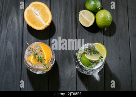 due bicchieri con un cocktail alcolico su fondo legno scuro. il seltzer duro è una bevanda a basso contenuto alcolico Foto Stock