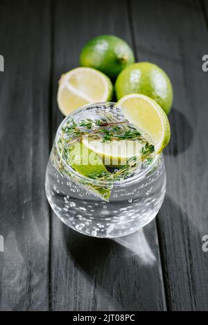 Cocktail forti con lime. Cocktail tonico alcolico chiaro. Sellizzatore duro è una bevanda a basso contenuto alcolico costituita da alcol, acqua gassata e. Foto Stock