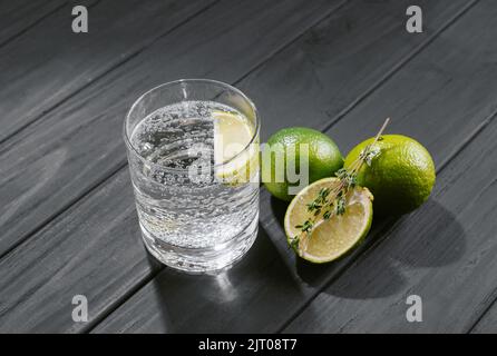 Seltzer duro con calce su fondo di legno scuro Foto Stock