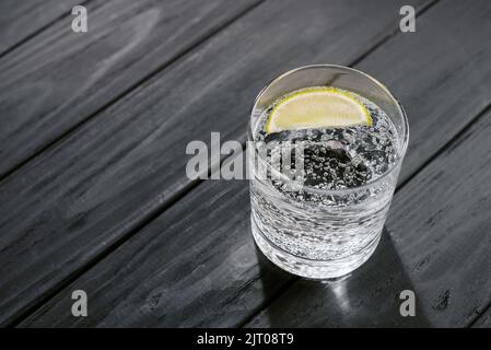 Seltzer duro con calce su fondo di legno scuro Foto Stock