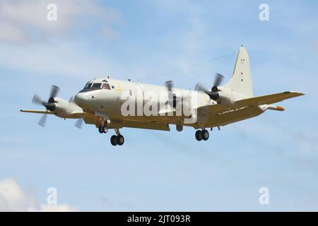 La Marina tedesca Lockheed P-3C Orion arriva al Royal International Air Tattoo RIAT 2022 a RAF Fairford, Regno Unito Foto Stock