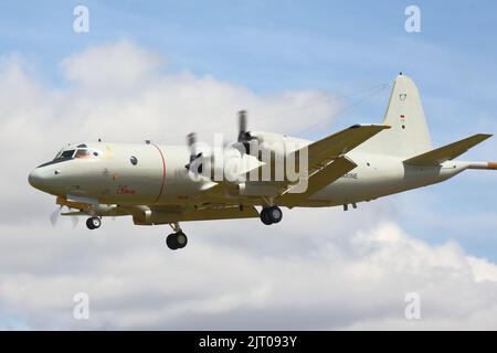 La Marina tedesca Lockheed P-3C Orion arriva al Royal International Air Tattoo RIAT 2022 a RAF Fairford, Regno Unito Foto Stock