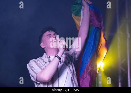 Manchester, Regno Unito. 26th ago, 2022. Patrick Saint James sul palcoscenico del Cabaret al MANCHESTER PRIDE FESTIVAL 2022 la notte di apertura degli atti il Venerdì 26th agosto .Pride è da Giovedi 25th agosto a Lunedi 29th agosto. Manchester Pride, in collaborazione con Virgin Atlantic, è il suo evento annuale ammiraglia che prende il controllo della città ogni anno durante il fine settimana di vacanze in banca di agosto in celebrazione della vita LGBTQ+. I headliner includono Spice Girl Mel C, Duncan Jones e Drag Race UK star Bimini. Foto: Garyroberts/worldwidefeatures.com Credit: GaryRobertsphotography/Alamy Live News Foto Stock