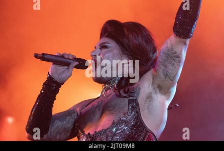 Manchester, Regno Unito. 26th ago, 2022. Duncan James stunts folle al MANCHESTER PRIDE FESTIVAL 2022 la notte di apertura degli atti Venerdì 26th agosto, apparendo in drag e cantando una splendida interpretazione del mio modo. Manchester UK.Pride è da giovedì 25th agosto a lunedì 29th agosto. Manchester Pride, in collaborazione con Virgin Atlantic, è il suo evento annuale ammiraglia che prende il controllo della città ogni anno durante il fine settimana di vacanze in banca di agosto in celebrazione della vita LGBTQ+. I titoli includono Spice Girl Mel C, Duncan Jones e la star di Drag Race UK Bimini. Mark Fletcher, CEO di Manchester Pride, ha dichiarato: Foto Stock