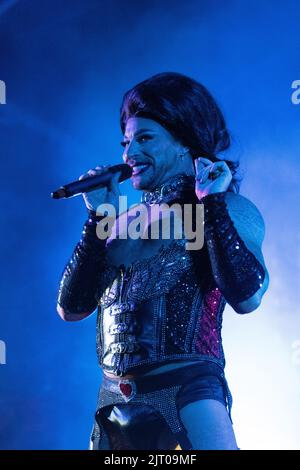 Manchester, Regno Unito. 26th ago, 2022. Duncan James stunts folle al MANCHESTER PRIDE FESTIVAL 2022 la notte di apertura degli atti Venerdì 26th agosto, apparendo in drag e cantando una splendida interpretazione del mio modo. Manchester UK.Pride è da giovedì 25th agosto a lunedì 29th agosto. Manchester Pride, in collaborazione con Virgin Atlantic, è il suo evento annuale ammiraglia che prende il controllo della città ogni anno durante il fine settimana di vacanze in banca di agosto in celebrazione della vita LGBTQ+. I titoli includono Spice Girl Mel C, Duncan Jones e la star di Drag Race UK Bimini. Mark Fletcher, CEO di Manchester Pride, ha dichiarato: Foto Stock