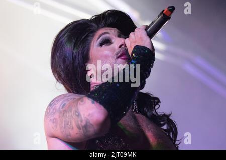 Manchester, Regno Unito. 26th ago, 2022. Duncan James stunts folle al MANCHESTER PRIDE FESTIVAL 2022 la notte di apertura degli atti Venerdì 26th agosto, apparendo in drag e cantando una splendida interpretazione del mio modo. Manchester UK.Pride è da giovedì 25th agosto a lunedì 29th agosto. Manchester Pride, in collaborazione con Virgin Atlantic, è il suo evento annuale ammiraglia che prende il controllo della città ogni anno durante il fine settimana di vacanze in banca di agosto in celebrazione della vita LGBTQ+. I titoli includono Spice Girl Mel C, Duncan Jones e la star di Drag Race UK Bimini. Mark Fletcher, CEO di Manchester Pride, ha dichiarato: Foto Stock