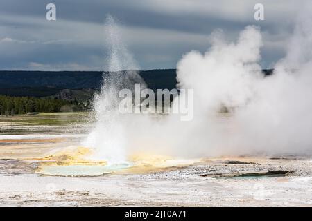 Eruzione del geyser Spasm al parco di Yellowstone Natioanl, Wyoming, USA Foto Stock