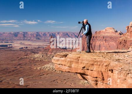 Fotografo paesaggista che fotografa una roccia a strapiombo nel Canyonlands National Park, vicino a Moab, Utah. Foto Stock