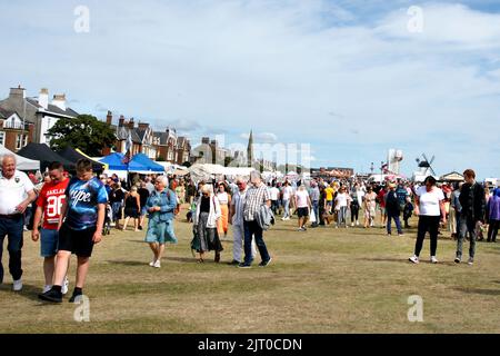 Folle su Lytham Green, Lancashire, per l'annuale Lytham 40s Weekend 2022 Foto Stock