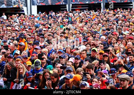 Circuito atmosfera - ventole al Fanzone Stage. 27.08.2022. Campionato del mondo di Formula 1, Rd 14, Gran Premio del Belgio, Spa Francorchamps, Belgio, Giornata di qualificazione. Il credito fotografico dovrebbe essere: XPB/immagini dell'Associazione Stampa. Foto Stock