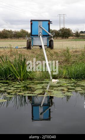 Pompa sulla riva del fiume che estrae l'acqua dal fiume Avon per l'irrigazione UK Foto Stock