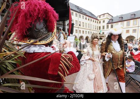 Gotha, Germania. 27th ago, 2022. Artisti in costumi storici camminano nel cortile del palazzo residenziale al Festival Barocco di Gotha del 20th. Il Palazzo di Friedenstein sarà nuovamente trasformato nella colorata residenza del Duca Federico III di Sassonia-Gotha-Altenburg (r. 1732-1772). Credit: Bodo Schackow/dpa/Alamy Live News Foto Stock