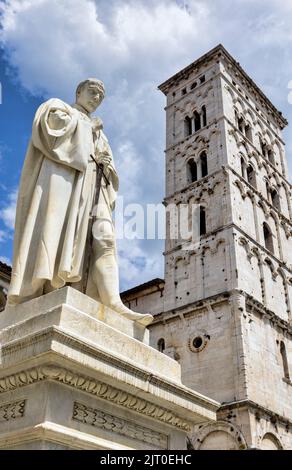 Statua del politico italiano Francesco Burlamacchi, 1498 - 1548 dello scultore italiano Ulisse cambi, 1807 - 1895 in Piazza San Michele, Lucca Foto Stock