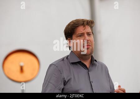 Il nuovo co-presidente di Groen Jeremie Vaneeckhout tiene un discorso in un momento di stampa durante lo 'Zomerweek-end' (weekend estivo) evento del partito ecologo olandese Groen, sabato 27 agosto 2022 a Gent. I nuovi co-presidenti esorteranno le loro idee nel moniker "Refresh - Groen Bekent Kleur". BELGA FOTO KURT DESPLENTER Foto Stock