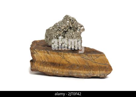 Campione di pirite di ferro bilanciato sull'occhio della tigre grezzo isolato su sfondo bianco Foto Stock