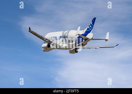 Airbus A330-743L BelugaXL ‘F-WBXL’ esegue un flypast al Royal International Air Tattoo 2022 Foto Stock