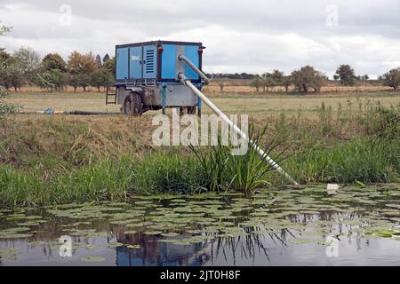 Pompa sulla riva del fiume che estrae l'acqua dal fiume Avon per l'irrigazione UK Foto Stock