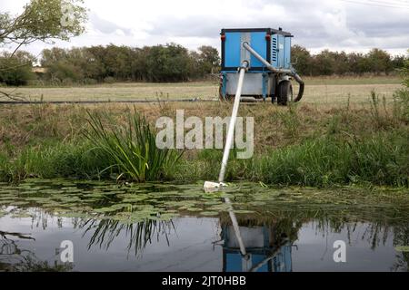 Pompa sulla riva del fiume che estrae l'acqua dal fiume Avon per l'irrigazione UK Foto Stock