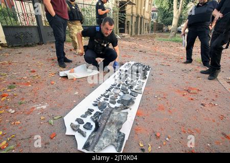 Kharkiv, Ucraina. 27th ago, 2022. KHARKIV, UCRAINA - 27 AGOSTO 2022 - la polizia raccoglie le prove di un attacco razzo delle truppe russe a Kharkiv, nel nord-est dell'Ucraina. Credit: Ukrinform/Alamy Live News Foto Stock