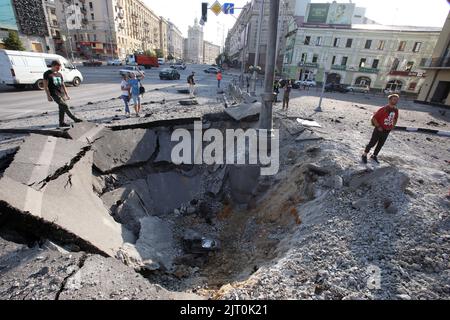 Kharkiv, Ucraina. 27th ago, 2022. KHARKIV, UCRAINA - 27 AGOSTO 2022 - il cratere di un razzo sparato dalle truppe russe è raffigurato nel centro di Kharkiv, nel nord-est dell'Ucraina. Credit: Ukrinform/Alamy Live News Foto Stock