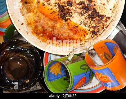 Piatti sporchi nel lavandino, in cucina Foto Stock