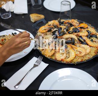 La paella, una delle ricette più tipiche della Spagna. Foto Stock