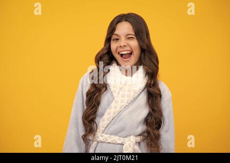 Ragazza teen stupita. Espressione eccitata, allegra e felice. Ragazza bambino adolescente chiudere un occhio, svergolati e sorridente. Concetto di emozioni facciali umane. Divertente Foto Stock