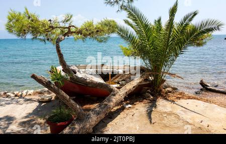 Nave da pesca stagionata situata su una spiaggia rocciosa di Petalidi, MESSINIA, Grecia. Foto Stock
