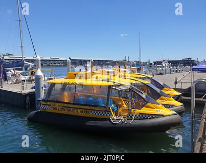 Una vista del taxi acqueo giallo ormeggiato al porto di Darling a Sydney, Australia Foto Stock