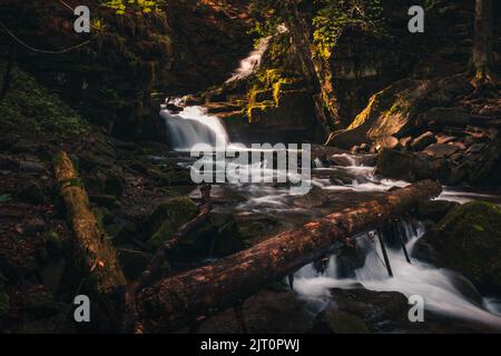 Famose cascate satinose. Natura mozzafiato e incontaminata intorno all'acqua che scorre giù per le cascate creando mini cascate. Beskydy Mountains, rappresentante ceco Foto Stock