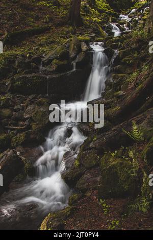 Famose cascate satinose. Natura mozzafiato e incontaminata intorno all'acqua che scorre giù per le cascate creando mini cascate. Beskydy Mountains, rappresentante ceco Foto Stock