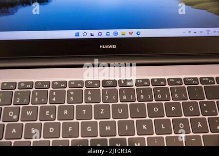 24 agosto 2022, Vienna, Austria: Notebook Huawei MateBook D 15 visto in mostra all'interno di un negozio Huawei a Viena. (Credit Image: © Stanislav Kogiku/SOPA Images via ZUMA Press Wire) Foto Stock