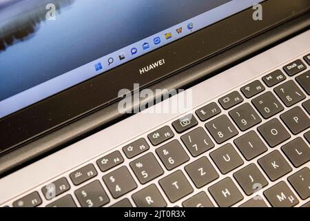 24 agosto 2022, Vienna, Austria: Notebook Huawei MateBook D 15 visto in mostra all'interno di un negozio Huawei a Viena. (Credit Image: © Stanislav Kogiku/SOPA Images via ZUMA Press Wire) Foto Stock