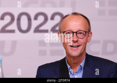 Wardenburg, Germania. 27th ago, 2022. Friedrich Merz, presidente del partito CDU, ride alla conferenza statale della bassa Sassonia CDU presso l'hotel Wardenburger Hof. Credit: Markus Hibeler/dpa/Alamy Live News Foto Stock