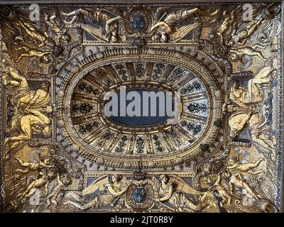 Soffitto nel museo del Louvre, Parigi Foto Stock