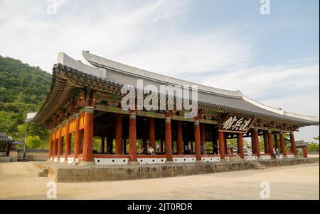 Sebyeonggwan, 12 agosto 2022 : Sebyeonggwan, l'edificio principale di Tongjeyeong si trova a Tongyeong, nella provincia di Gyeongsang del Sud, a circa 330 km (204 miglia) a sud di Seoul, Corea del Sud. Tongjeyeong fu il più grande campo militare durante la dinastia Joseon (1392-1910) ed era la stazione centrale di comando per tre basi navali nelle regioni di Gyeongsang, Jeolla e Chungcheong per quasi tre secoli dalla sua istituzione nel 1604. L'ammiraglio Yi Sun-Sin (1545-1598) che combatté contro la Marina giapponese durante la guerra di Imjin (1592-1598), comandò i suoi ufficiali al Sebyeonggwan. (Foto di Lee Jae-Won Foto Stock