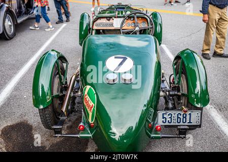 Highlands, NC - 11 giugno 2022: Vista posteriore in prospettiva di un'Aston Martin International del 1930 ad una fiera automobilistica locale. Foto Stock