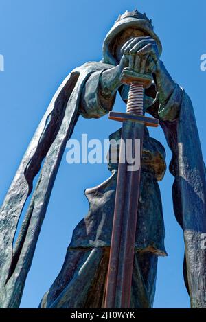 Statua di bronzo di Re Artù e la sua spada di Rubin Eynon al castello di Tintagel - Cornovaglia Regno Unito - 12th agosto 2022 Foto Stock