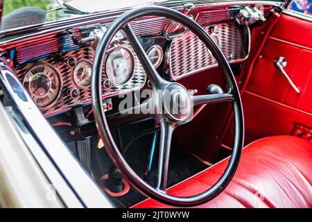 Highlands, NC - 11 giugno 2022: Primo piano vista dettagliata dell'interno di un Auburn 852 Cabriolet 1936 in occasione di una fiera automobilistica locale. Foto Stock