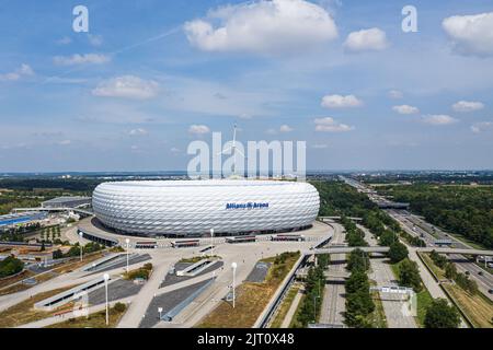 Veduta aerea dello stadio di calcio Allianz Arena. Progettato da Herzog de Meuron e ArupSport. MONACO DI BAVIERA, GERMANIA - AGOSTO 2022 Foto Stock