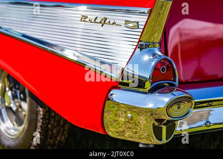 Statesboro, GA - 17 maggio 2014: Profondità ridotta del campo di primo piano del rivestimento del complessivo luci di posizione posteriori su una Chevrolet Belair 1957. Foto Stock