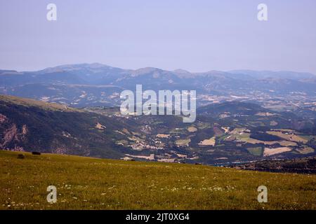 Blick von der Berglandschaft piani di Ragnolo in die Ebene von Fiastra, Parco Nazionale dei Monti Sibillini, Italien Foto Stock