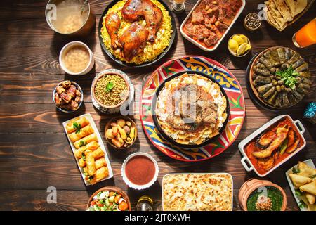 Cucina araba: Pranzo tradizionale mediorientale. È anche Ramadan 'Iftar'. Il pasto mangiato dai musulmani dopo il tramonto durante il Ramadan. Foto Stock