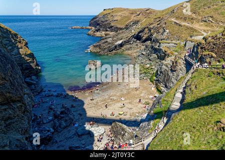 Spiaggia del castello sotto il castello di Tintagel associato nella leggenda con re Arthur - castello di Tintagel, Cornovaglia, Inghilterra, Regno Unito - 12th agosto 2022 Foto Stock