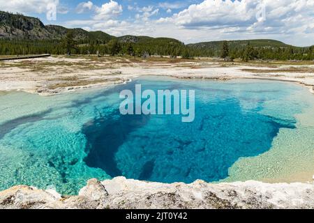 Piscina Saphire a Yellowstone's Biscuit Basin, Yellowstone National Park, Wyoming, USA Foto Stock