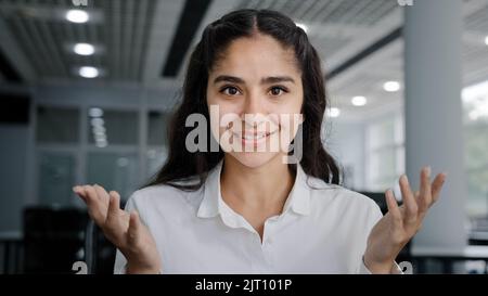 Headshot giovane donna positiva agente di affari consulente di vendita fa la presentazione guardando la fotocamera parlare utilizzando la webcam vende pubblicità prodotto Foto Stock
