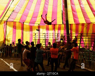 Dhaka, Bangladesh. 9th luglio, 2022. Un circo è una forma di ristoro per l'umanità per un lungo periodo, mentre aiuta alcune persone a guadagnare il loro sostentamento. I intrattenitori devono fare alcune barzellette e mostrare alcuni trucchi fisici che hanno strani gesti. Ma a volte, per intrattenere il pubblico, i lavoratori del circo devono fare alcune acrobazie terribili rendendo la loro vita difficile. (Credit Image: © Sushanta Paul/Pacific Press via ZUMA Press Wire) Foto Stock