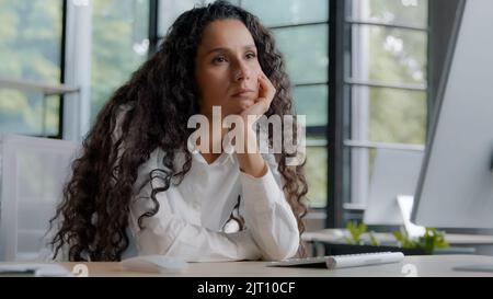 Stanco sonnolento pigro annoiato donna manager seduto in ufficio addormentarsi sul posto di lavoro esaurimento da sovraccarico di lavoro overworked donna d'affari sente fatica Foto Stock