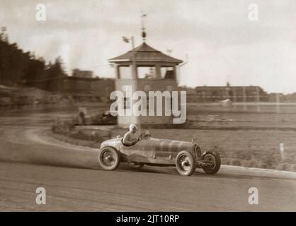 Auto da corsa del 1930s. Il pilota svedese per Victor Widengren nella sua Alfa Romeo Monza si vede prendere la curva a tutta velocità durante l'evento internazionale di corsa a Solvalla a Stoccolma il 15 1935 ottobre. Foto Stock